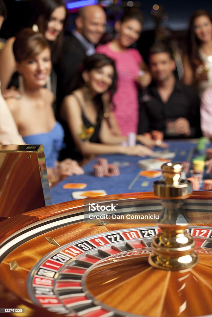 Gruppo di giovani giocare roulette - Foto stock royalty-free di Casinò