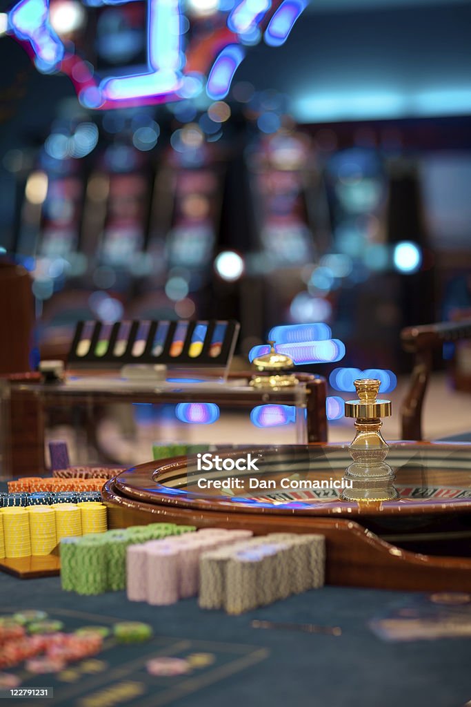 table de roulette avec des chips une montagne - Photo de Casino libre de droits