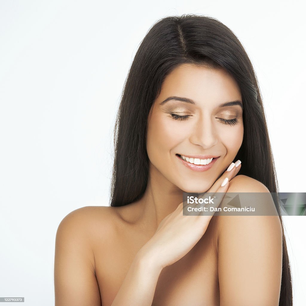 Piękno Portret młodej kobiety z ręką na jej ramieniu - Zbiór zdjęć royalty-free (Brązowe włosy)