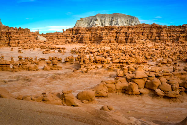 formacja skalna w kształcie bajkowych kominów w dolinie goblin utah usa - goblin valley state park zdjęcia i obrazy z banku zdjęć