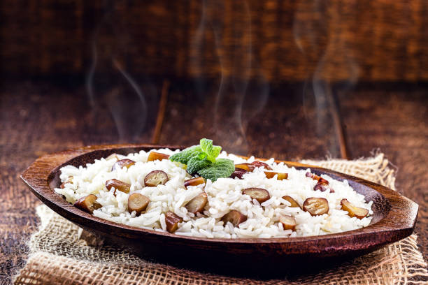 ryż z orzeszkami piniowymi, typowe brazylijskie jedzenie w okresie zimowym. posiłek z pinaceaes i araucariaceaes, podawane na gorąco. w brazylii nazywa się "pinhaõ" ryż - tryb zdjęcia i obrazy z banku zdjęć
