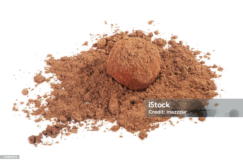Trufa de Chocolate azúcar en polvo de cacao Aislado en blanco - Foto de stock de Alimento libre de derechos