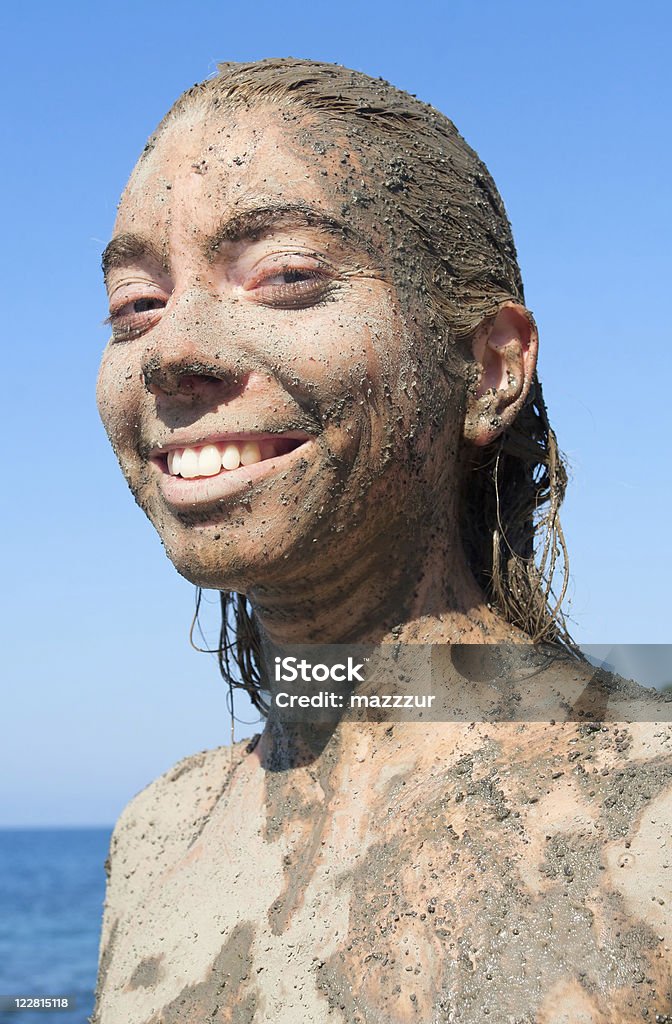 Ура грязь, JC, красивая девушка Молодая Красивая Улыбается Женщина Получение Тела Грязелечение — стоковые фотографии и другие картинки Грязь - iStock