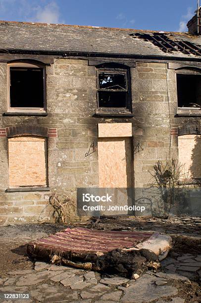 Fuoco Danneggiato Cottage - Fotografie stock e altre immagini di Abbandonato - Abbandonato, Ambientazione esterna, Assicurazione