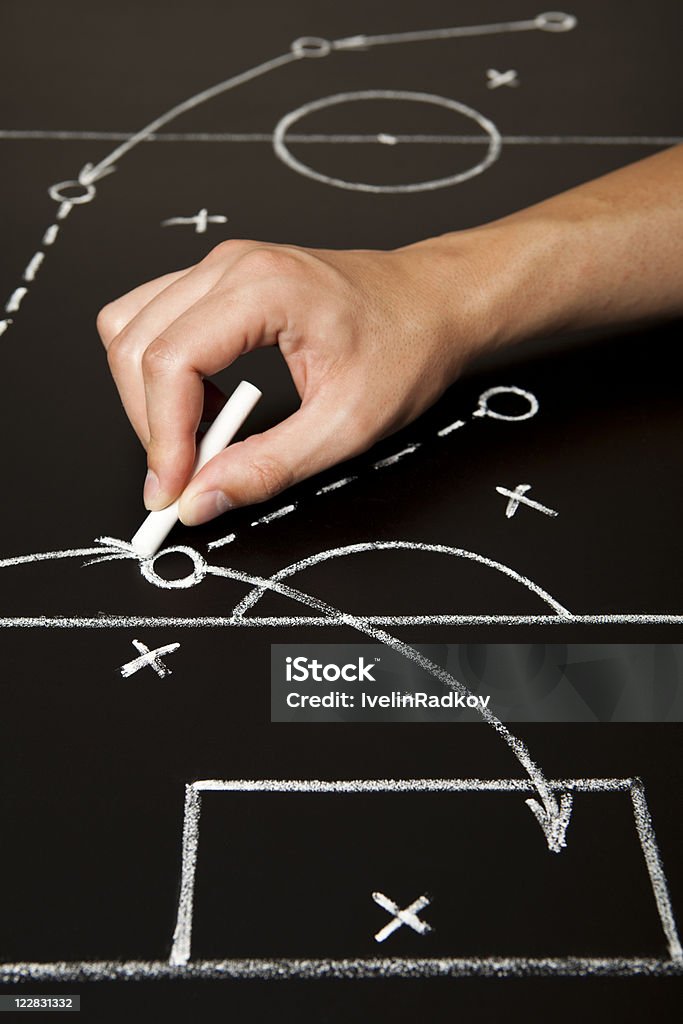 De la mano con el dibujo de un partido de fútbol de estrategia - Foto de stock de Entrenador libre de derechos