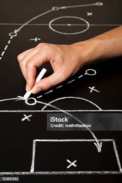 De La Mano Con El Dibujo De Un Partido De Fútbol De Estrategia Foto de stock y más banco de imágenes de Entrenador
