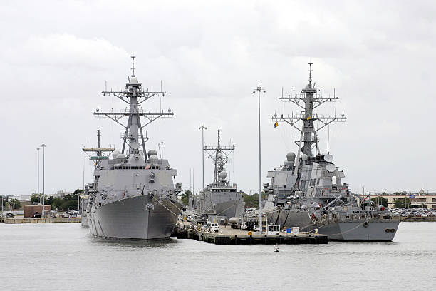 naval destroyers na port - destroyer zdjęcia i obrazy z banku zdjęć
