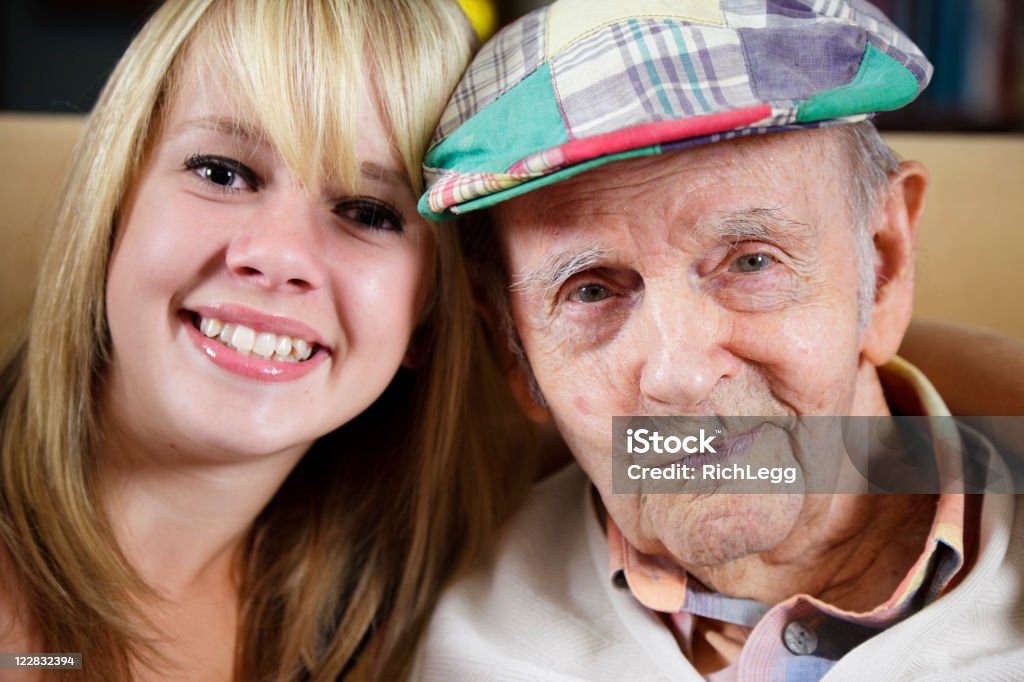 Adolescente con abuelo - Foto de stock de Abuelo libre de derechos