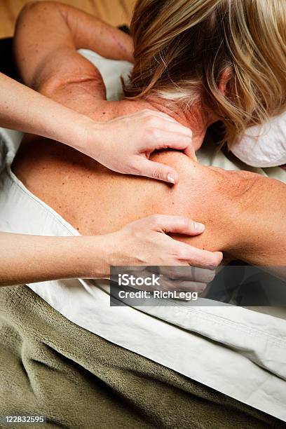 Dar Un Masajista Masaje Foto de stock y más banco de imágenes de Acostado - Acostado, Balneario - Spa, Color - Tipo de imagen