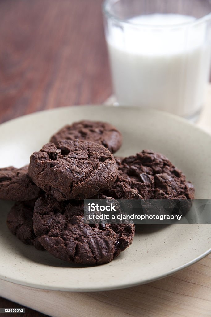 ダブルチョコレートクッキーとミルク - カラー画像のロイヤリティフリーストックフォト