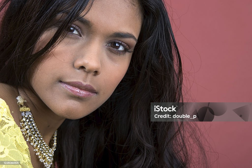 Cabello negro y brillante collar - Foto de stock de 16-17 años libre de derechos