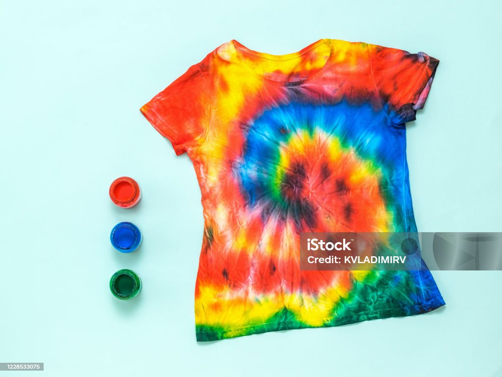 Observatie Ontvanger cilinder Three Cans Of Paint And A Tie Dye Tshirt On A Light Blue Background Flat  Lay Stock Photo - Download Image Now - iStock