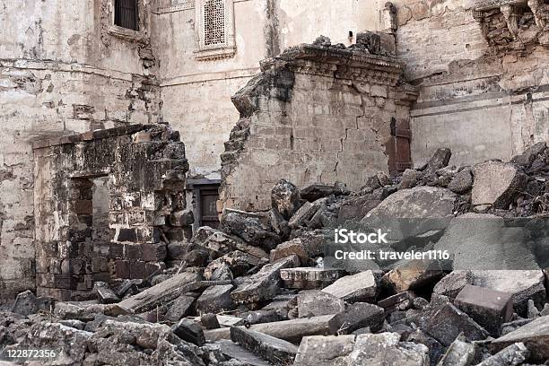 Foto de Terremoto Danos De Bhuj Pessoa e mais fotos de stock de Terremoto - Terremoto, Escombros - Material, Índia
