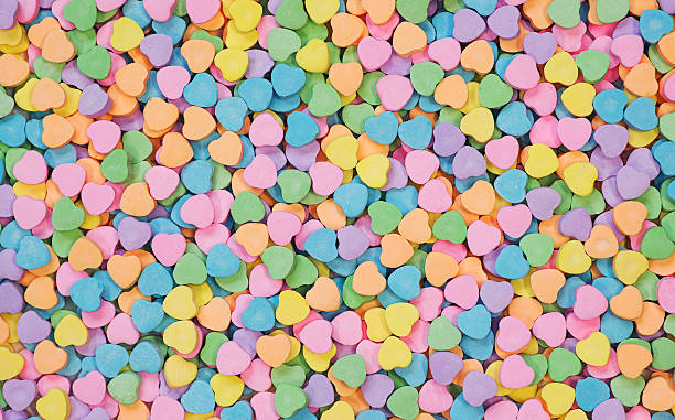 милый фон с сердечками - lots of candy hearts стоковые фото и изображения