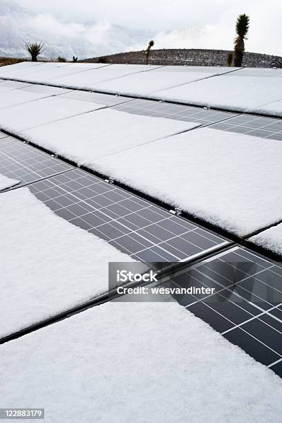 Photo libre de droit de Desert Panneaux Solaires Recouvert De Neige banque d'images et plus d'images libres de droit de Hiver - Hiver, Panneau solaire, Blanc