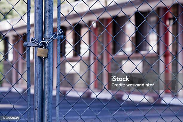 Abandonado Hotel E Cerca De Ligação De Cadeia - Fotografias de stock e mais imagens de Cadeado - Cadeado, Fábrica, Abandonado