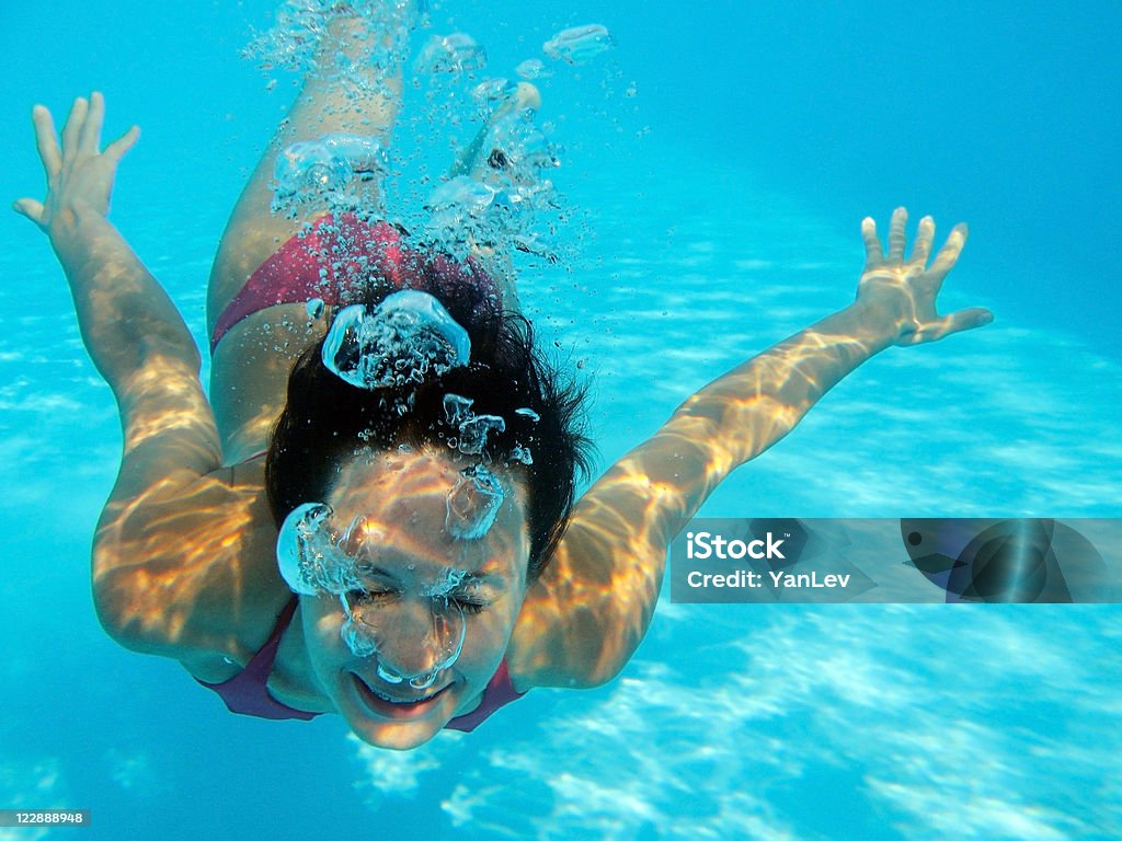 Joven mujer bajo el agua - Foto de stock de Adulto libre de derechos