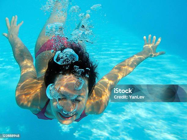 Joven Mujer Bajo El Agua Foto de stock y más banco de imágenes de Adulto - Adulto, Submarinismo, Lanzarse al agua