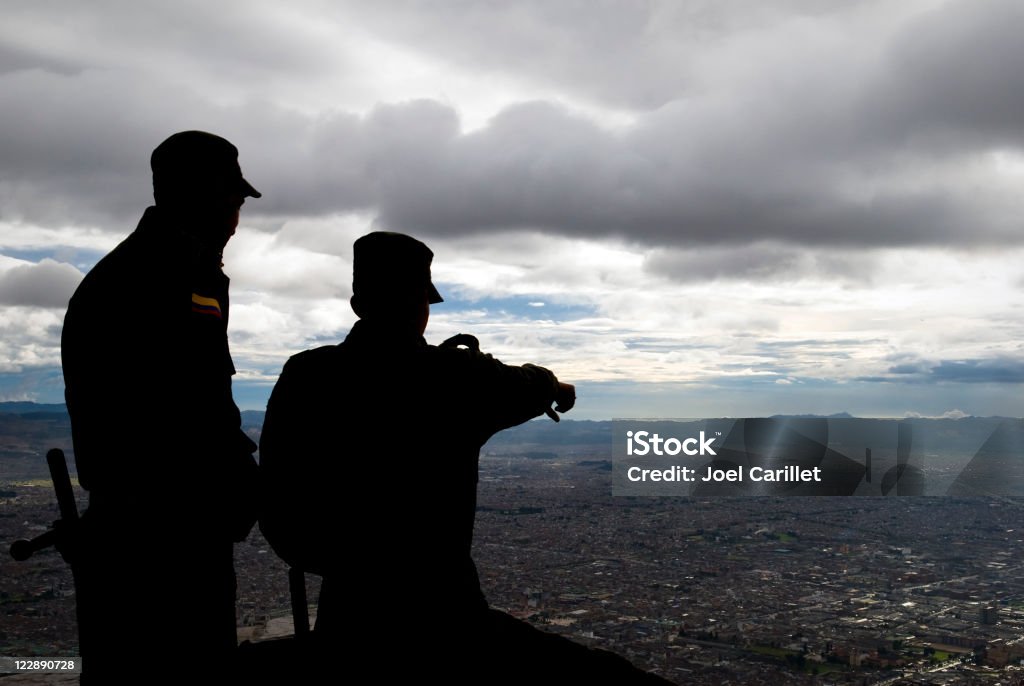 Le personnel de sécurité regardant vers le bas sur Bogota, en Colombie - Photo de Colombie libre de droits