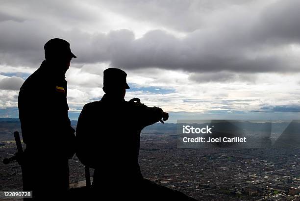 Photo libre de droit de Le Personnel De Sécurité Regardant Vers Le Bas Sur Bogota En Colombie banque d'images et plus d'images libres de droit de Colombie