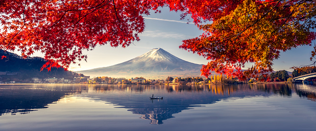 Colorida temporada de otoño y montaña Fuji con niebla matutina y hojas rojas en el lago Kawaguchiko es uno de los mejores lugares de Japón photo