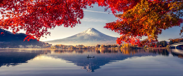kleurrijke herfst seizoen en berg fuji met ochtend mist en rode bladeren aan het meer kawaguchiko is een van de beste plaatsen in japan - toerisme fotos stockfoto's en -beelden