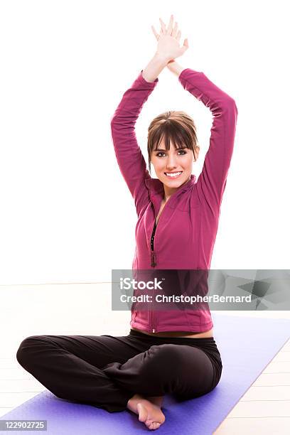 Giovane Sorridente Femmina Lo Stretching - Fotografie stock e altre immagini di 16-17 anni - 16-17 anni, Abbigliamento sportivo, Adolescente