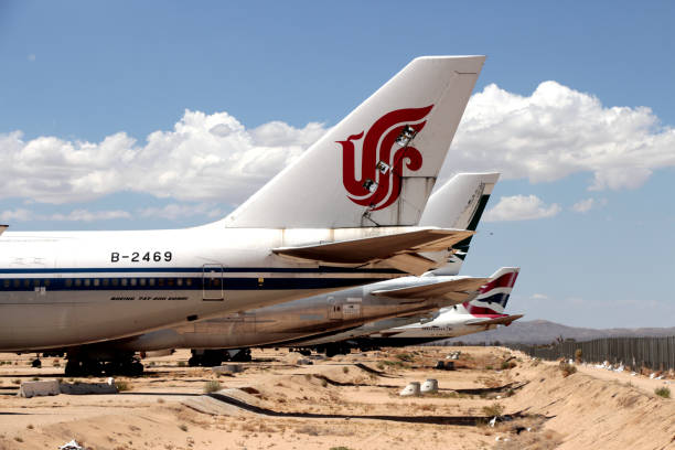 boeing 747-400 di air china memorizzato all'aeroporto logistico di victorville southern california - airplane commercial airplane air vehicle boeing 747 foto e immagini stock