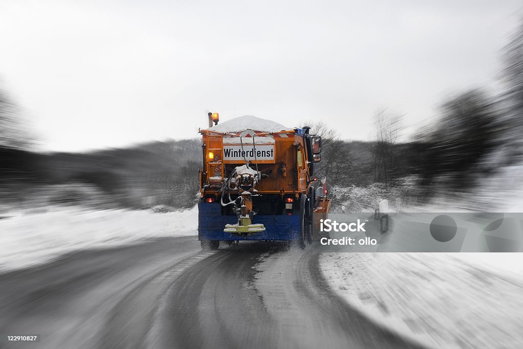 Зимние обслуживание в действии-Плохие дорожные условия - Стоковые фото Скользкий роялти-фри
