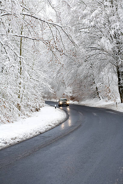 道路や車冬の森 hoar フロスト - car winter road reflector snow ストックフォトと画像