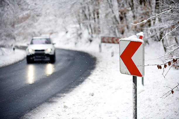 危険なカーブ、冬の森林 road - car winter road reflector snow ストックフォトと画像