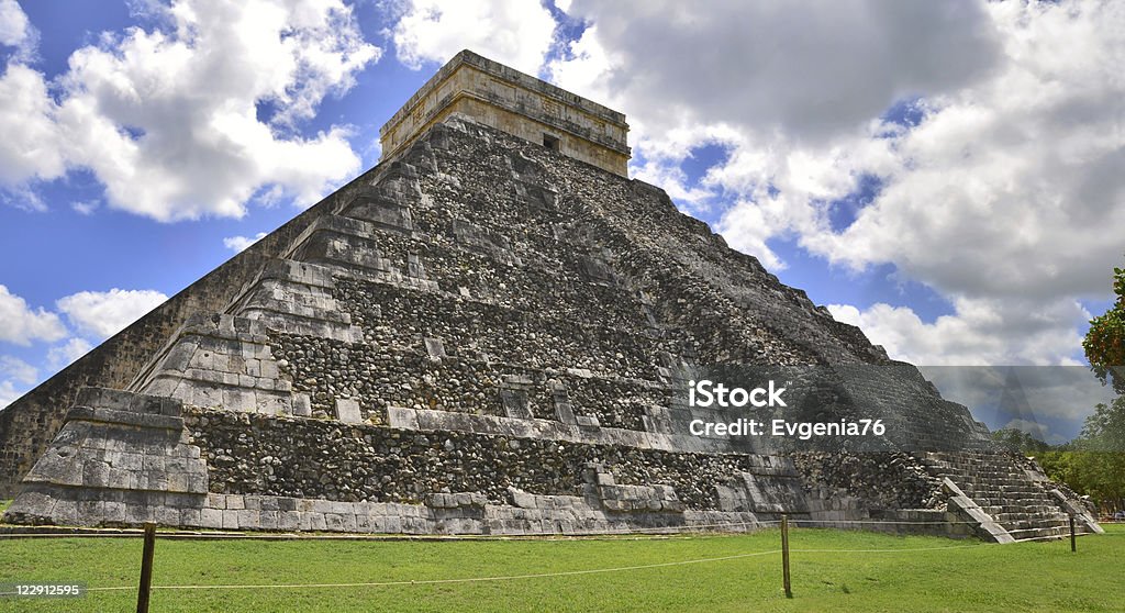 Pirâmide de Chichen Itza, maravilha do mundo, o México - Foto de stock de América Latina royalty-free