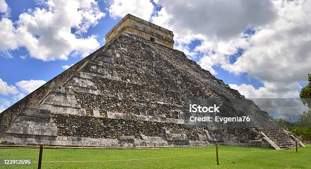 Foto de Pirâmide De Chichen Itza Maravilha Do Mundo O México e mais fotos de stock de América Latina