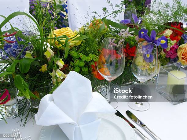 Hochzeitstischanordnung Stockfoto und mehr Bilder von Besonderes Lebensereignis - Besonderes Lebensereignis, Blume, Blumenbouqet