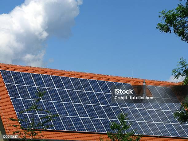 Sonnenkollektoren Auf Dem Dach Stockfoto und mehr Bilder von Agrarbetrieb - Agrarbetrieb, Bauernhaus, Blick nach oben