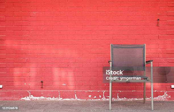 Cadeira Contra Parede De Tijolo - Fotografias de stock e mais imagens de Ao Ar Livre - Ao Ar Livre, Arquitetura, Assento