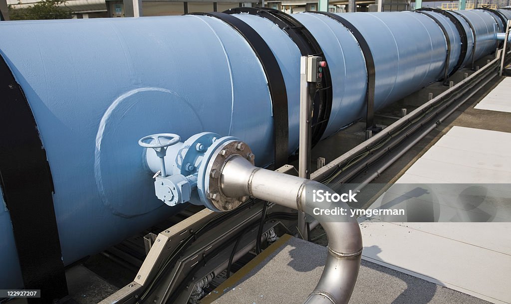 Grande pipe à eau d'une station d'épuration - Photo de De grande taille libre de droits