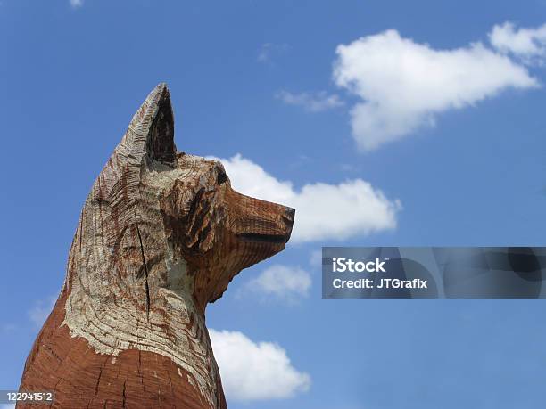 Geschnitzte Foxstatue Mit Sky Stockfoto und mehr Bilder von Nordamerikanisches Indianervolk - Nordamerikanisches Indianervolk, Oklahoma, Aufnahme von unten