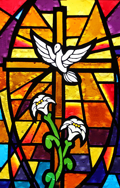 multicolored vitrales ventana-cross de dove y lilies - stained glass fotografías e imágenes de stock