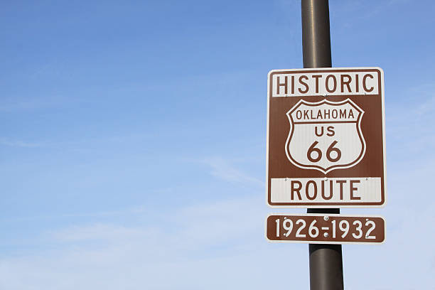 route 66 autobahn-schild mit dem blauen himmel in oklahoma - oklahoma sign road sign sky stock-fotos und bilder