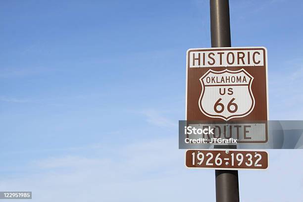 Route 66 Autobahnschild Mit Dem Blauen Himmel In Oklahoma Stockfoto und mehr Bilder von Oklahoma