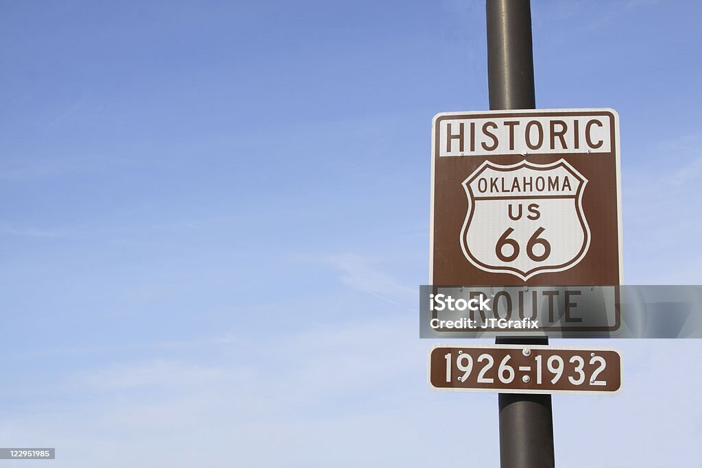 Route 66 la señal en Oklahoma con cielo azul - Foto de stock de Oklahoma libre de derechos