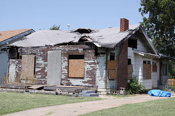 istock Abandoned and Condemned House 122952553