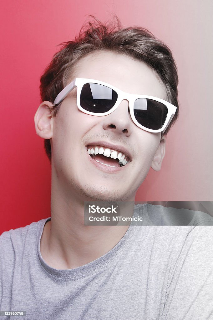 Młody człowiek z białe okulary przeciwsłoneczne - Zbiór zdjęć royalty-free (Barwne tło)