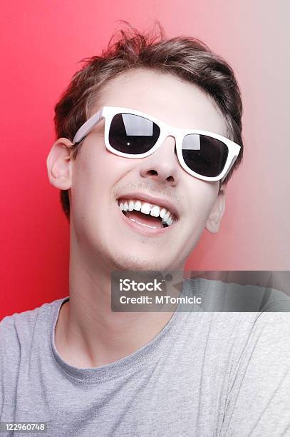 Młody Człowiek Z Białe Okulary Przeciwsłoneczne - zdjęcia stockowe i więcej obrazów Barwne tło - Barwne tło, Codzienne ubranie, Czerwone tło