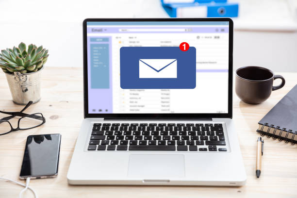 Email message inbox notification on laptop screen, business background Email notification concept, one new inbox e mail, envelope with incoming message on computer laptop screen, business office desk background inbox filing tray stock pictures, royalty-free photos & images