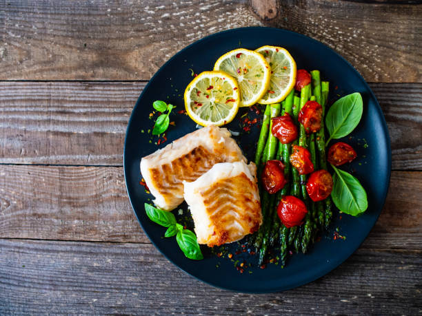 filetto di baccalà fritto con verdure fresche - cod foto e immagini stock