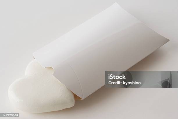 空白のハート型枕で空白のボックスに白背景 - カットアウトのストックフォトや画像を多数ご用意 - カットアウト, カラー画像, クローズアップ