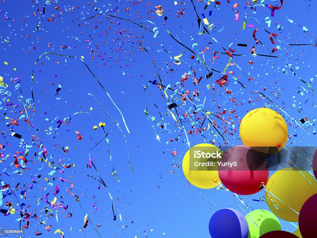 multicolored globos y confeti - Foto de stock de Globo - Decoración libre de derechos