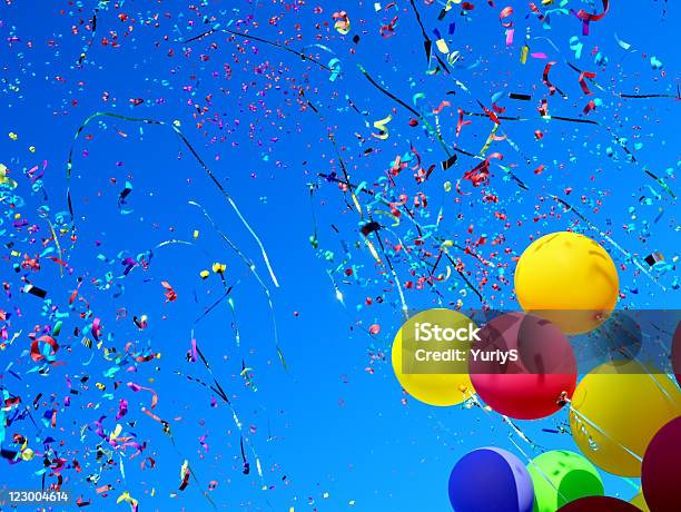 Photo libre de droit de Ballons Multicolores Et Confettis banque d'images et plus d'images libres de droit de Ballon de baudruche - Ballon de baudruche, Confetti, Fête